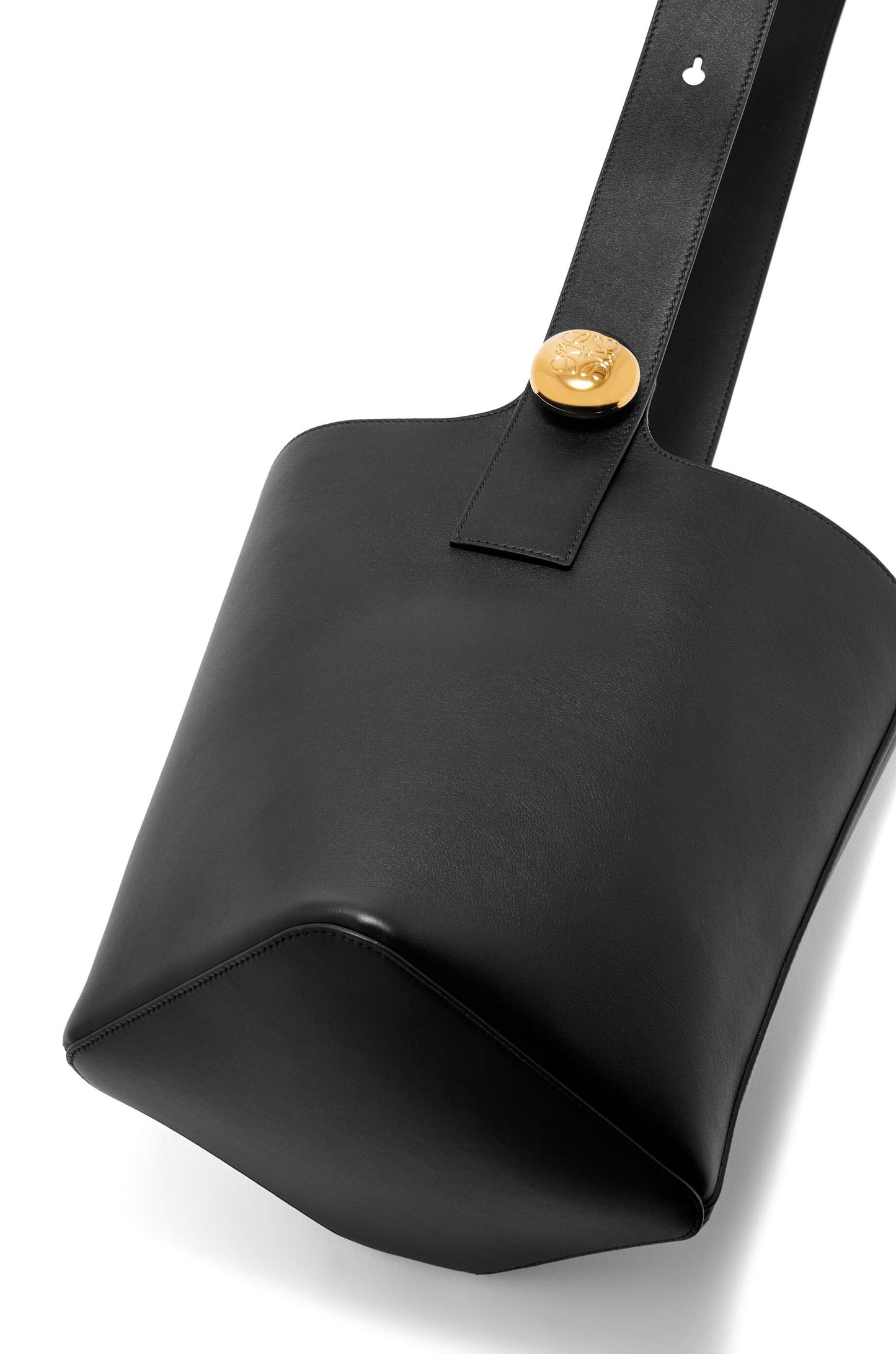 Medium Pebble bucket in mellow calfskin - Hall Of Brand