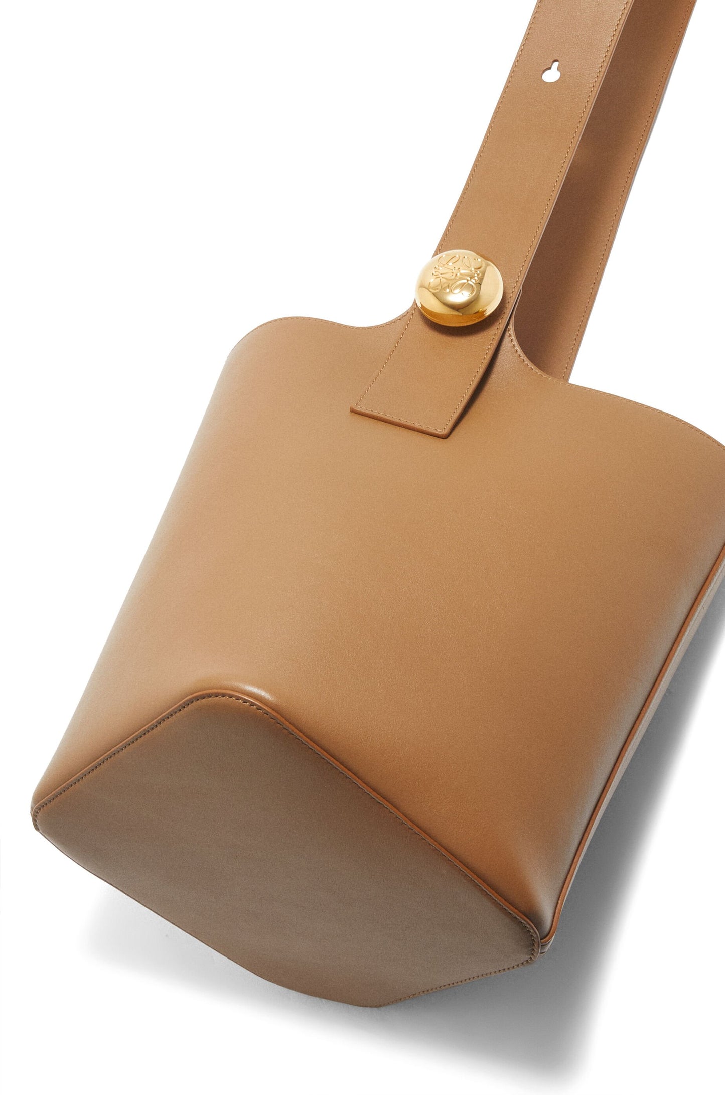 Medium Pebble bucket in mellow calfskin - Hall Of Brand