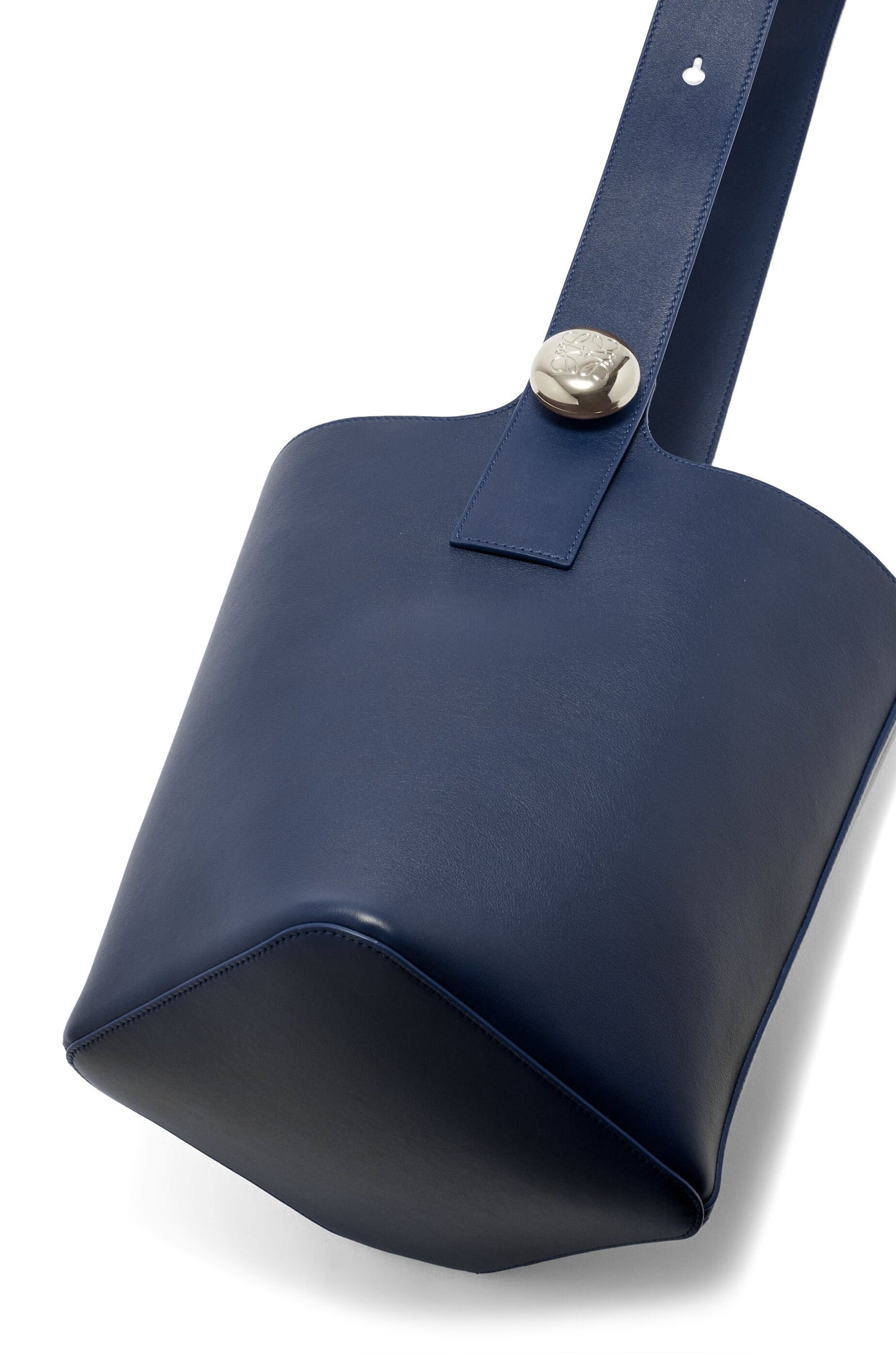 Medium Pebble bucket in mellow calfskin - Hall Of Brand