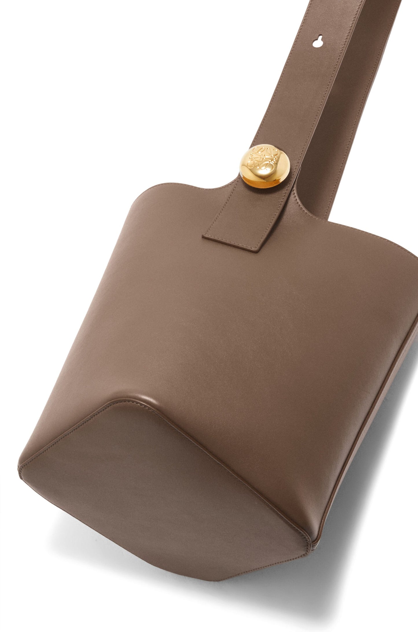 Medium Pebble bucket in mellow calfskin - Hall Of Brand
