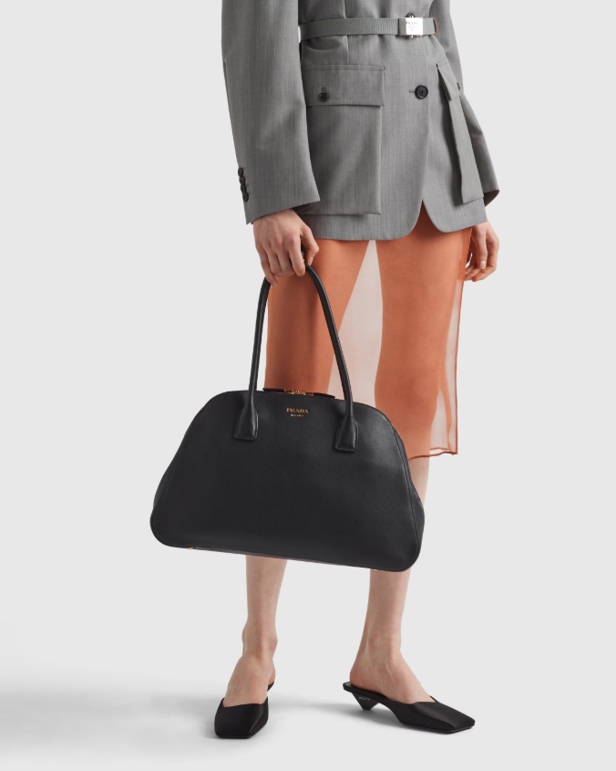 Medium leather tote bag with zipper closure