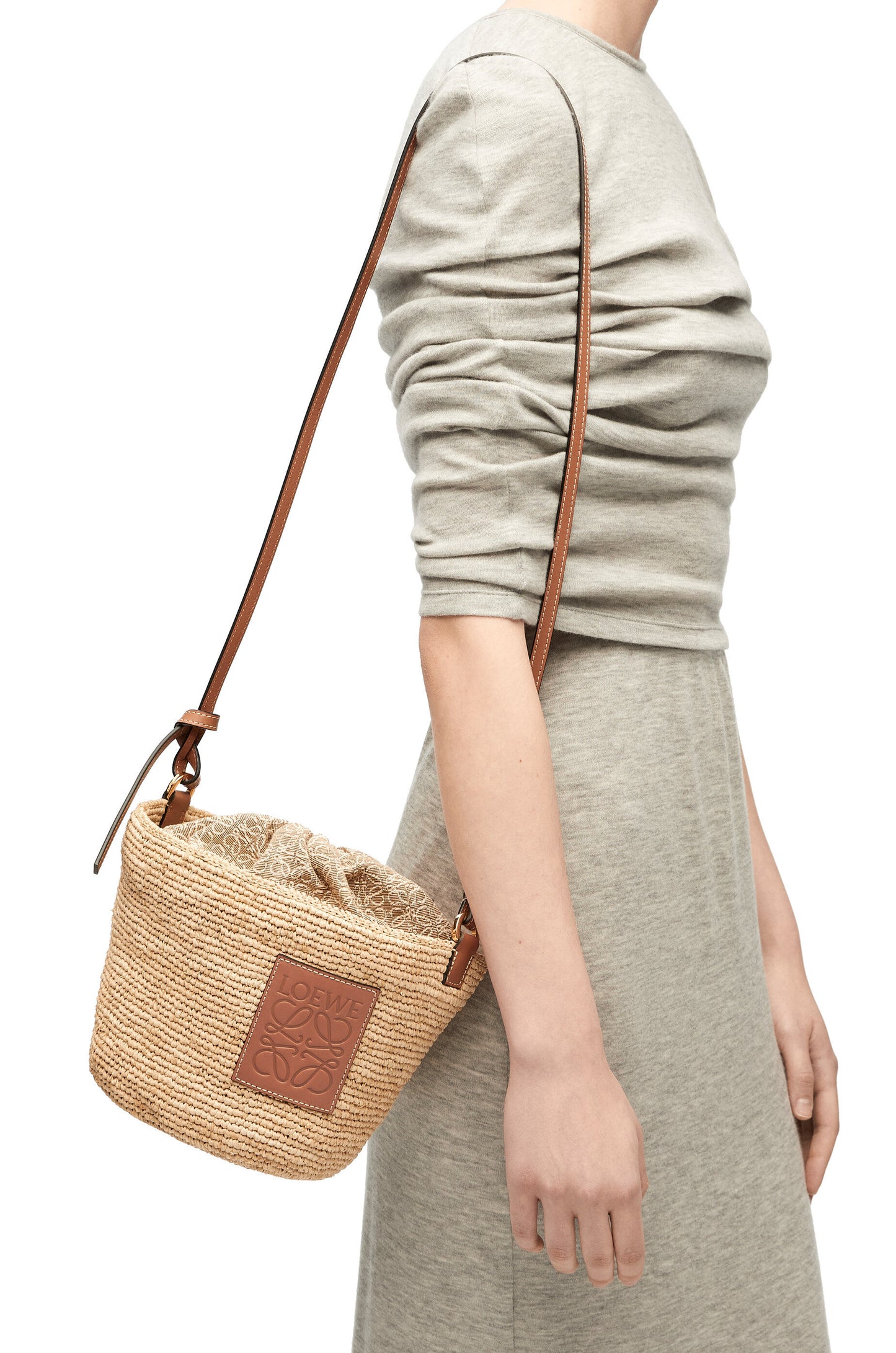 Pochette bag in raffia and calfskin