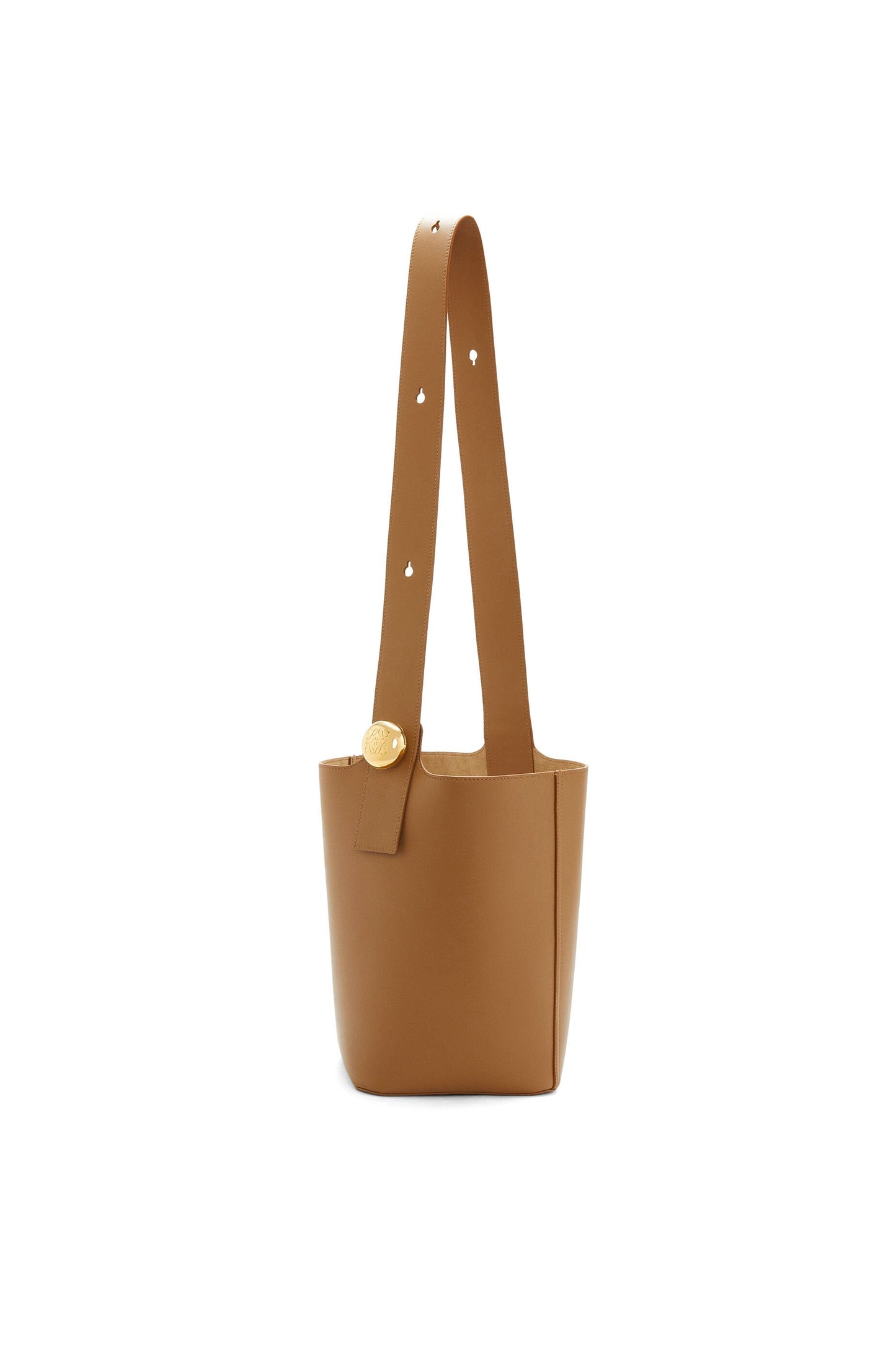 Medium Pebble bucket in mellow calfskin