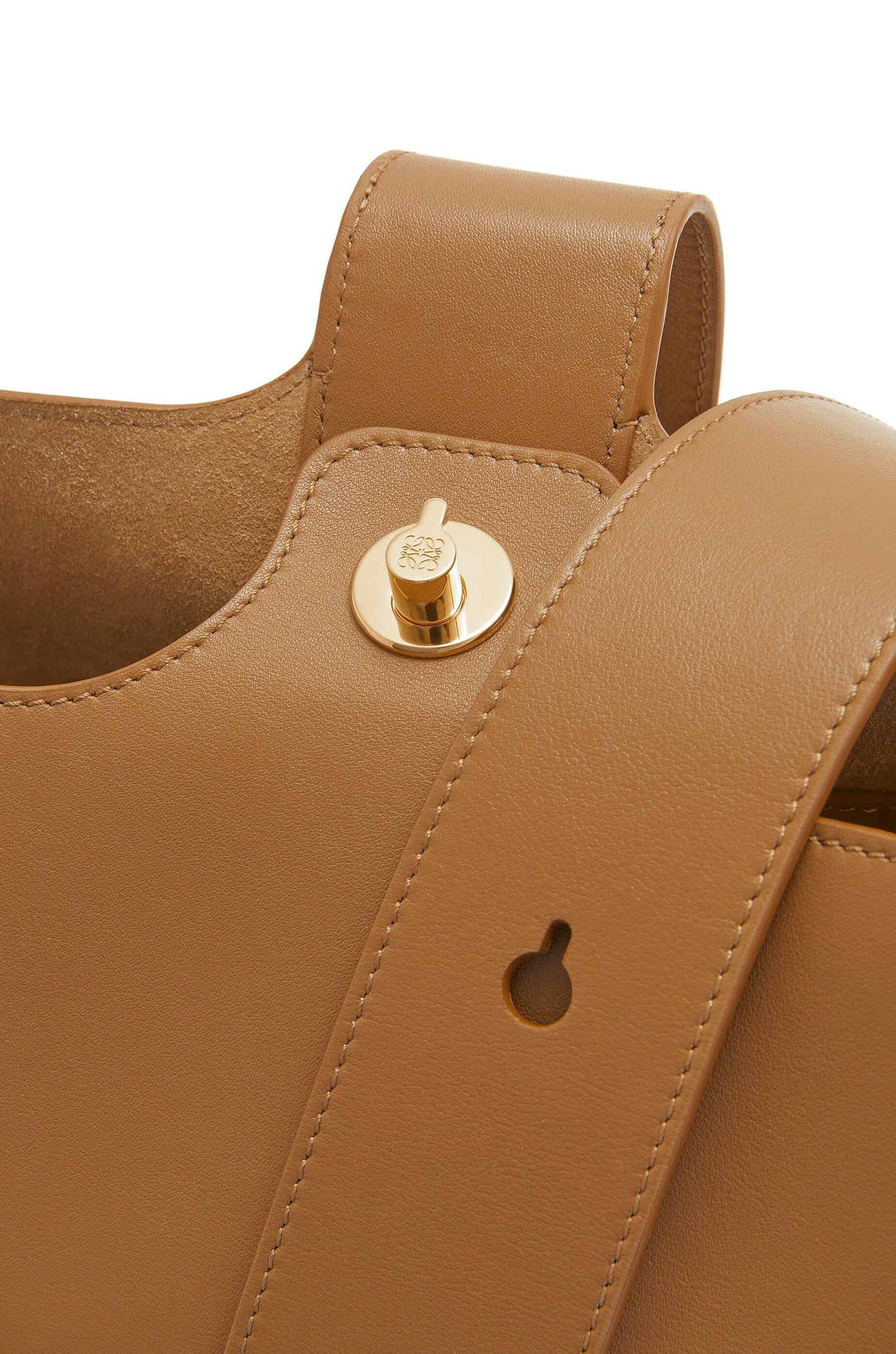 Medium Pebble bucket in mellow calfskin