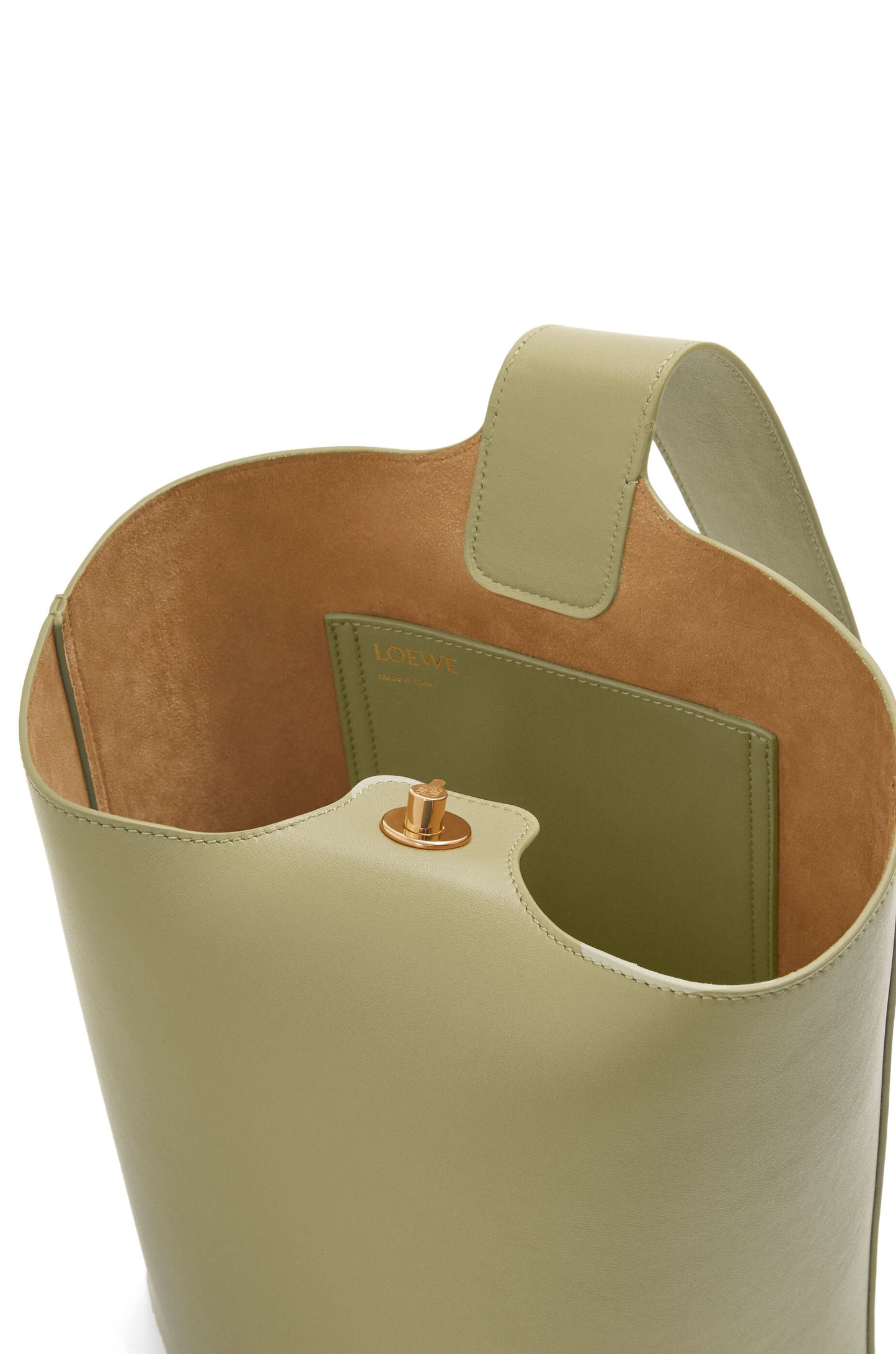 Medium Pebble bucket in mellow calfskin