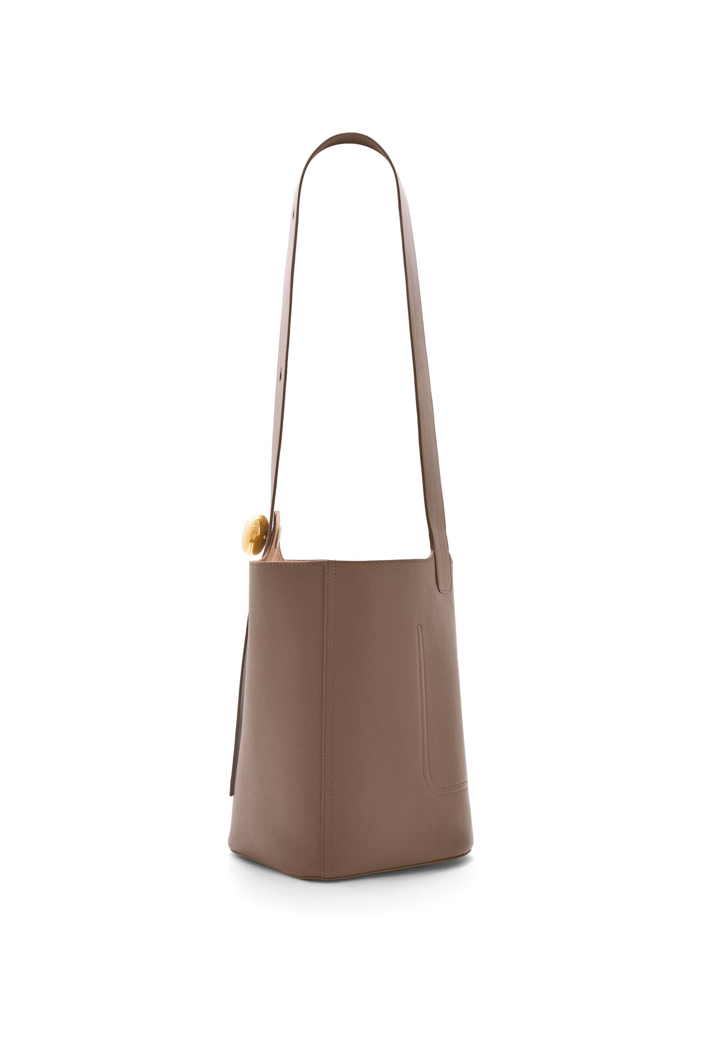 Medium Pebble bucket in mellow calfskin