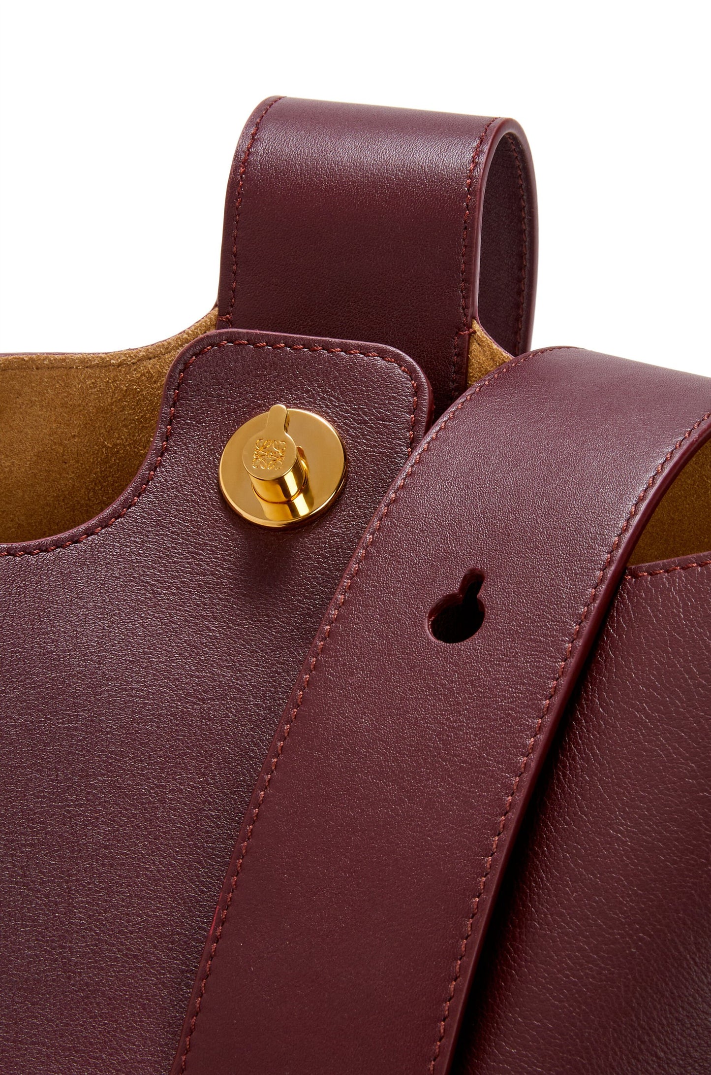 Medium Pebble bucket in mellow calfskin