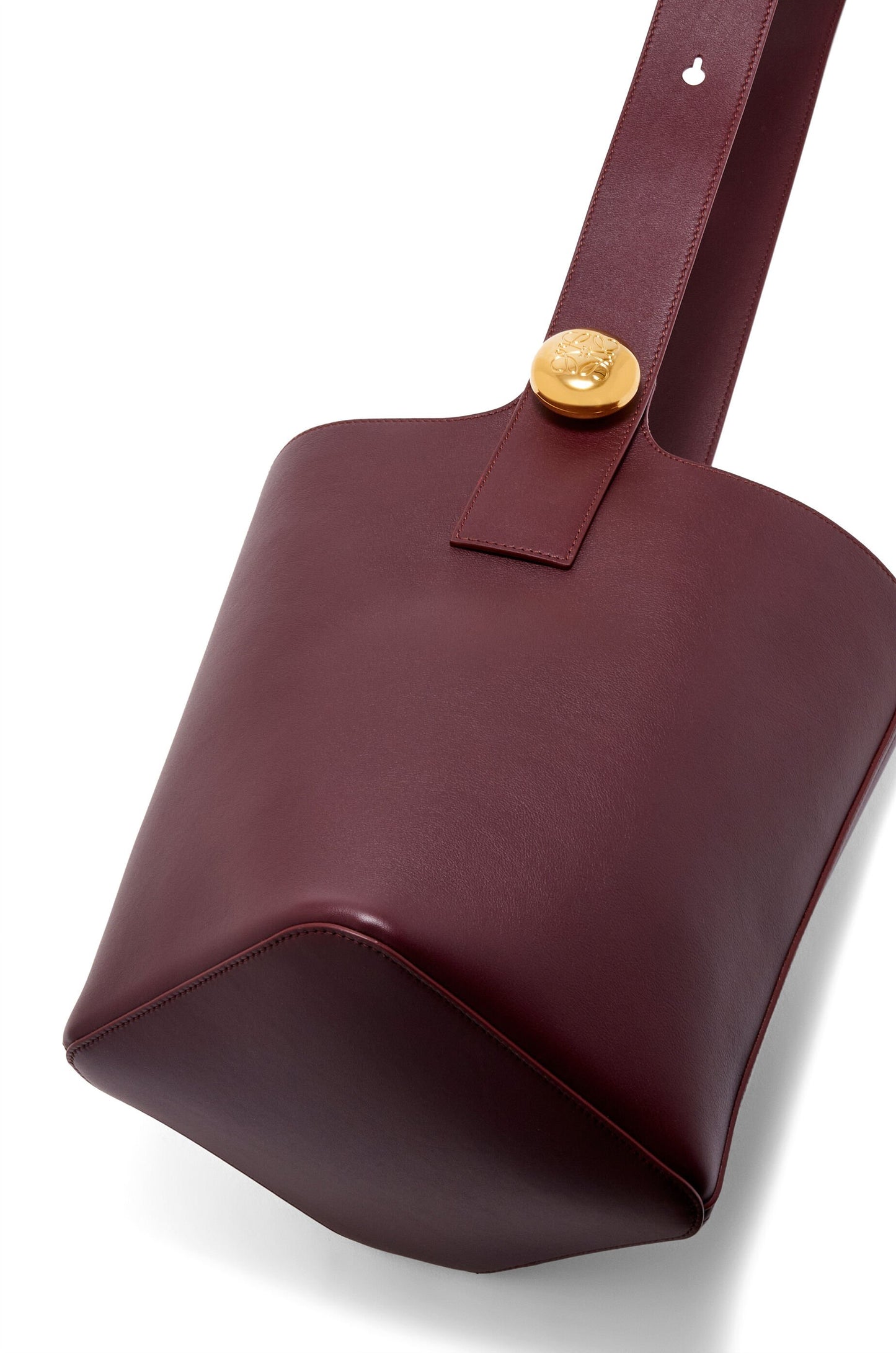 Medium Pebble bucket in mellow calfskin