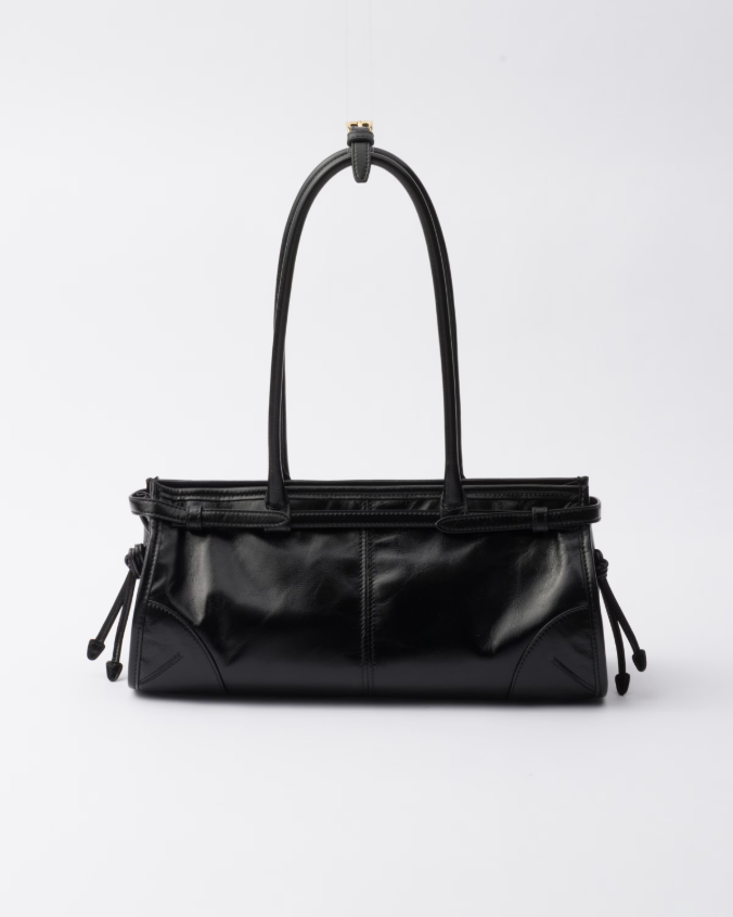 Medium leather handbag