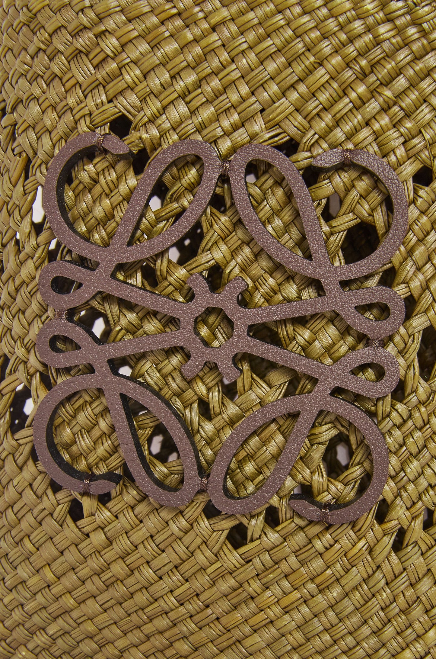 Anagram Ajouré square pocket in iraca palm and classic calfskin - Hall Of Brand