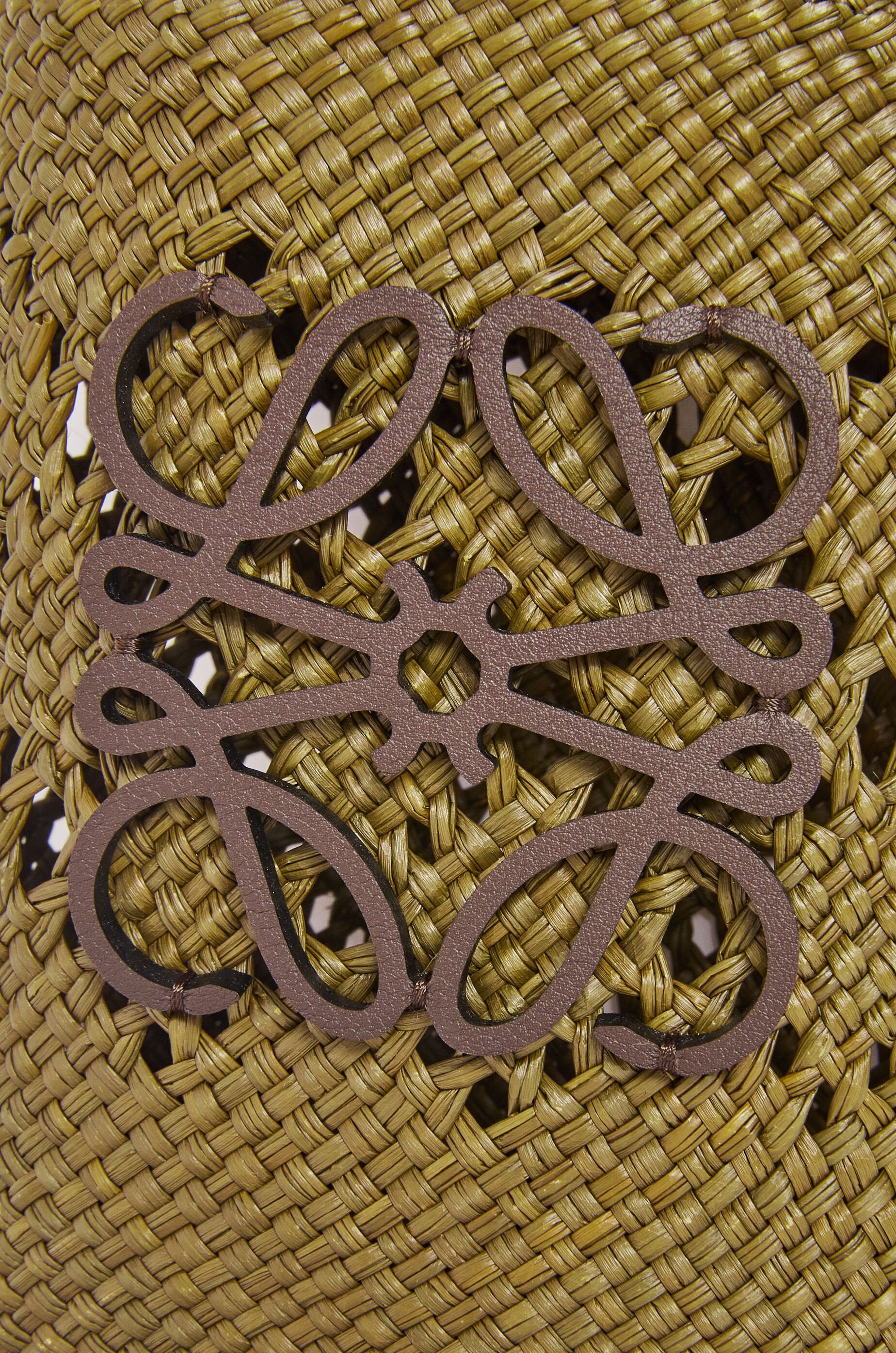 Anagram Ajouré square pocket in iraca palm and classic calfskin - Hall Of Brand