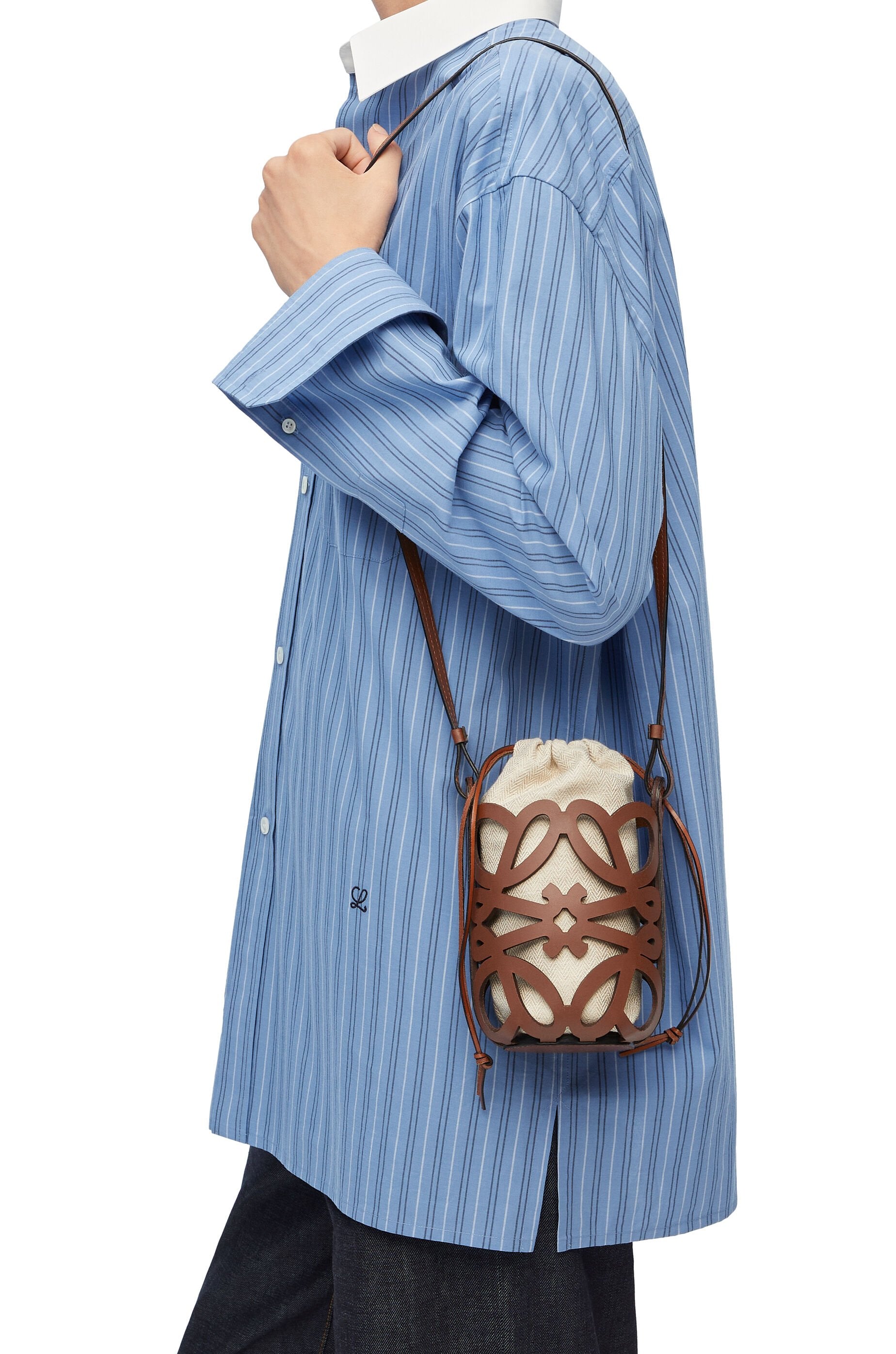 Anagram cut-out pocket in classic calfskin and canvas - Hall Of Brand